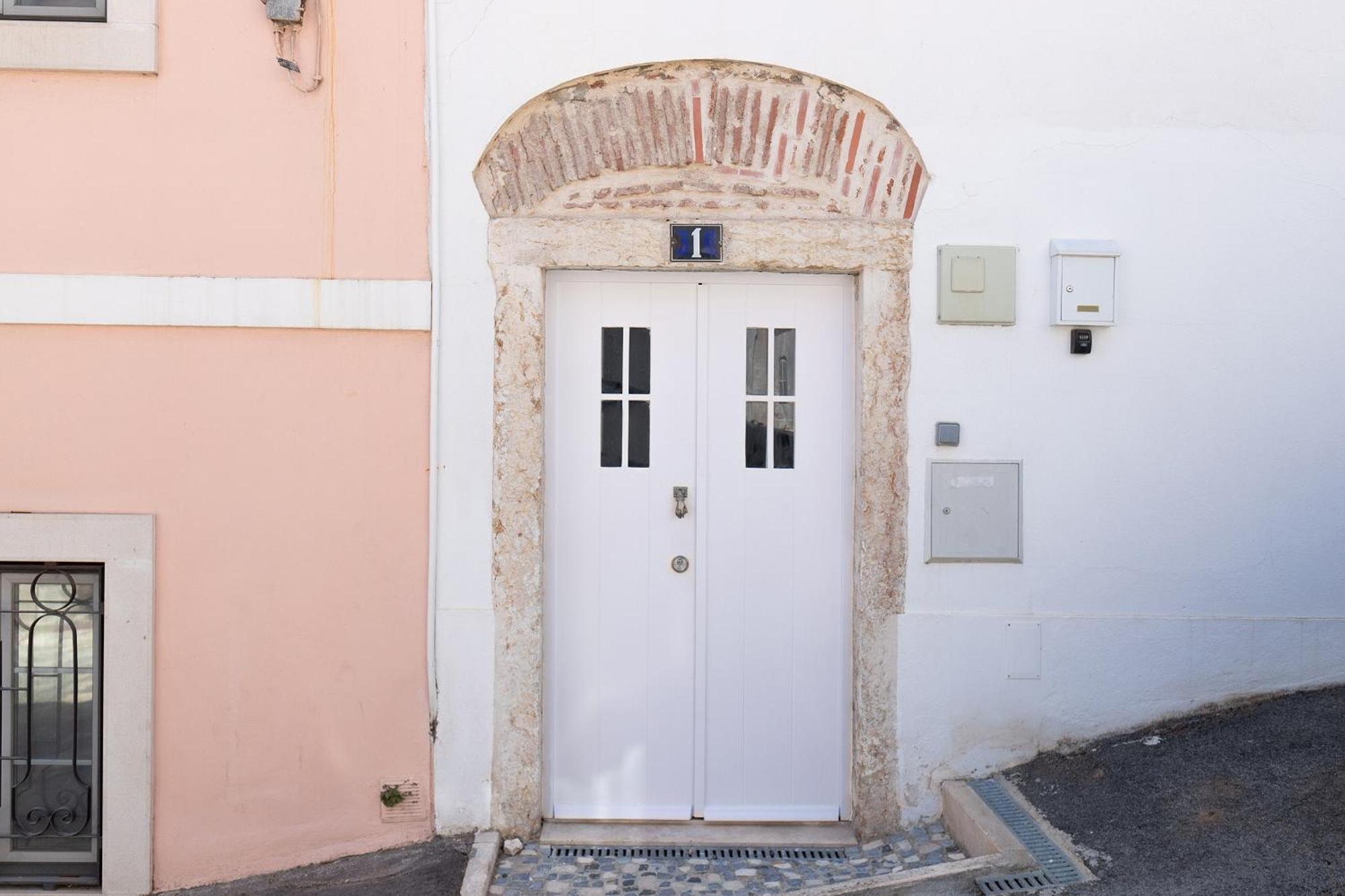 Classic Lisbon Homes: Bright & Central In Belem Exterior photo